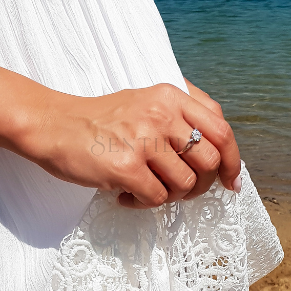 Silver (925) ring with white zirconia