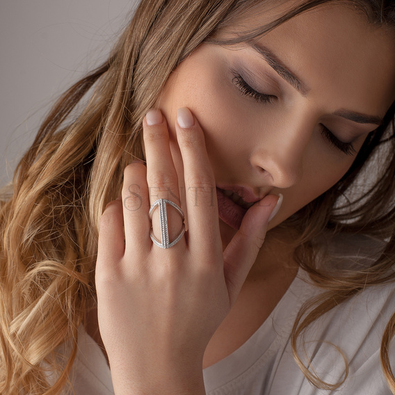 Silver (925) ring with white zirconia