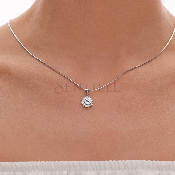 Silver (925) pendant with elegant round white zirconia