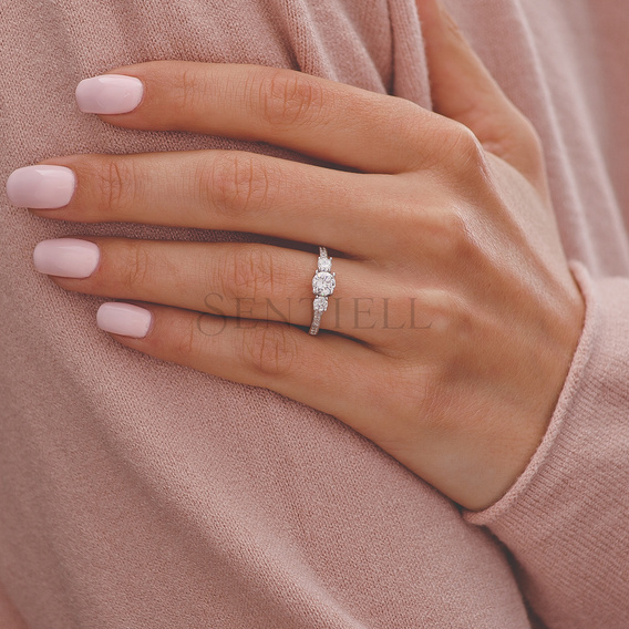 Silver (925) ring with white zirconia